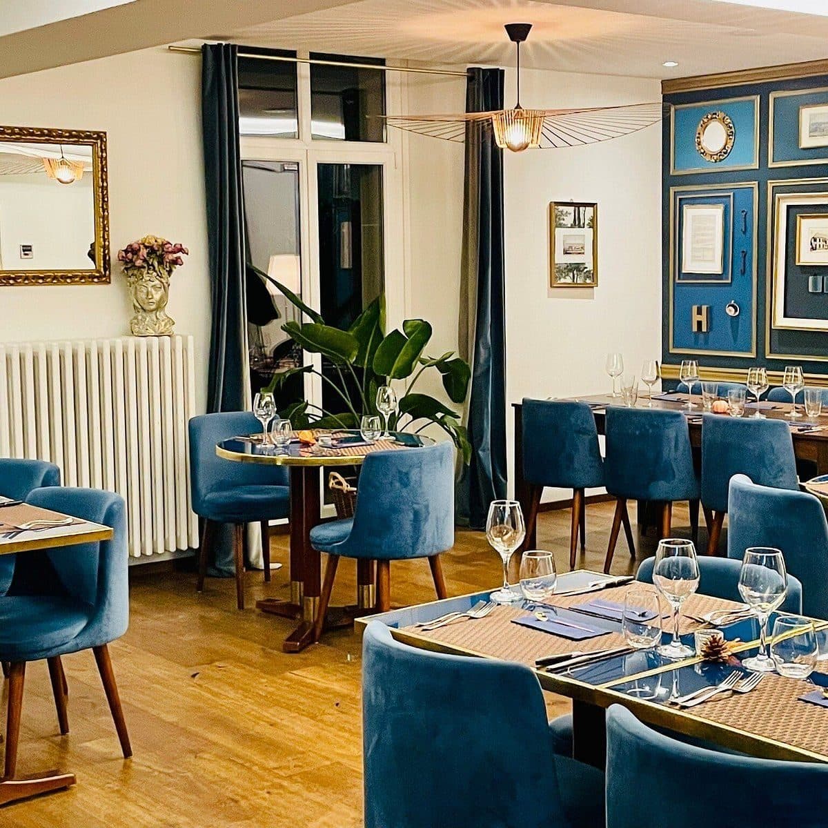 La salle du restaurant de La Belle Croix — banquettes de velours bleu nuit