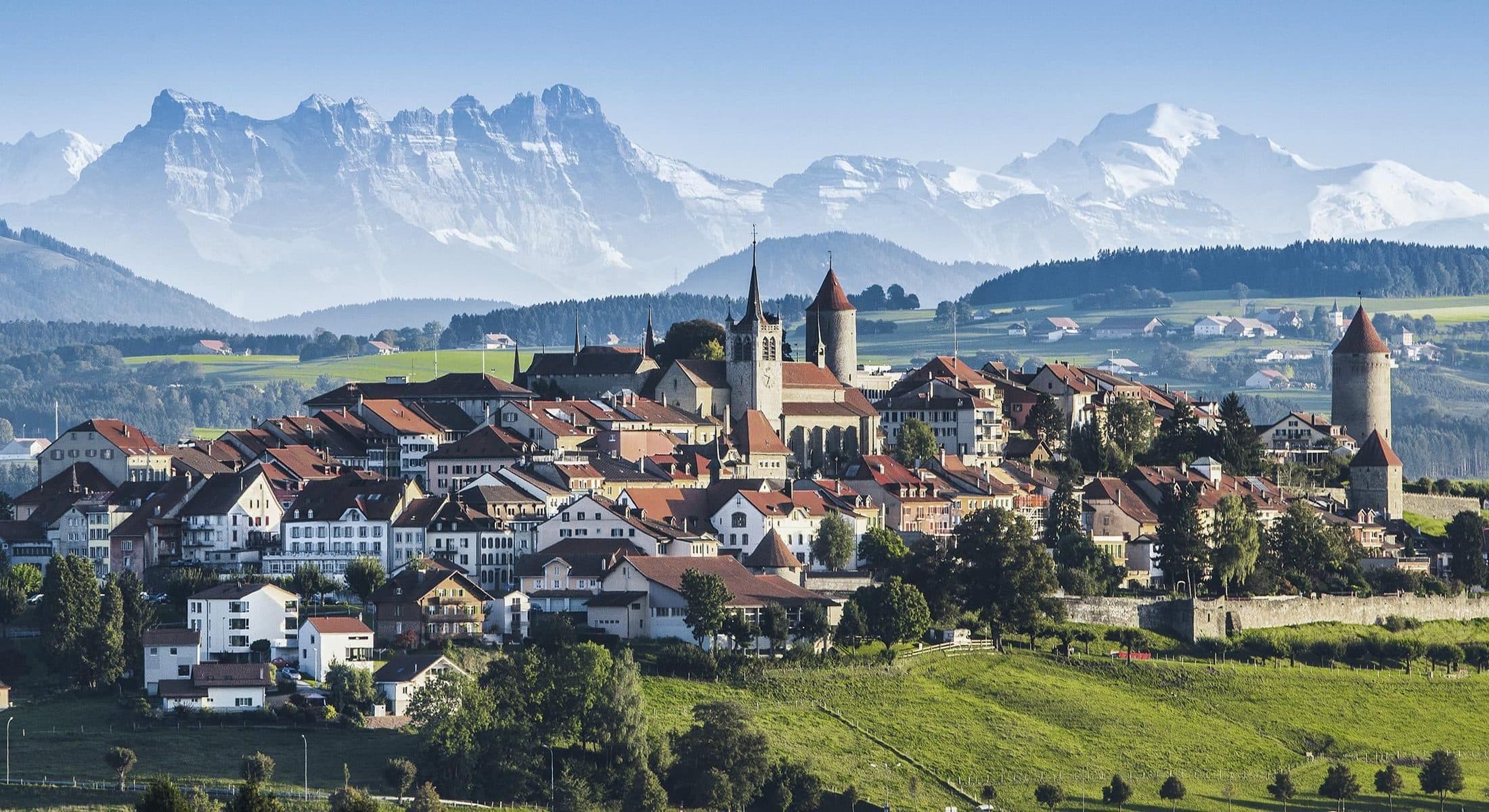 Romont et sa colline, vues depuis la campagne glânoise