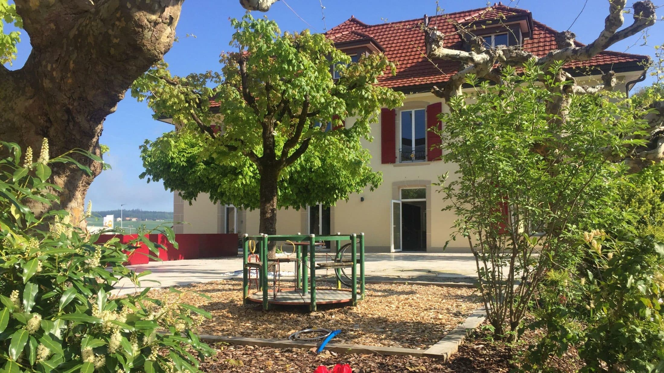 La terrasse de La Belle Croix sous les arbres centenaires